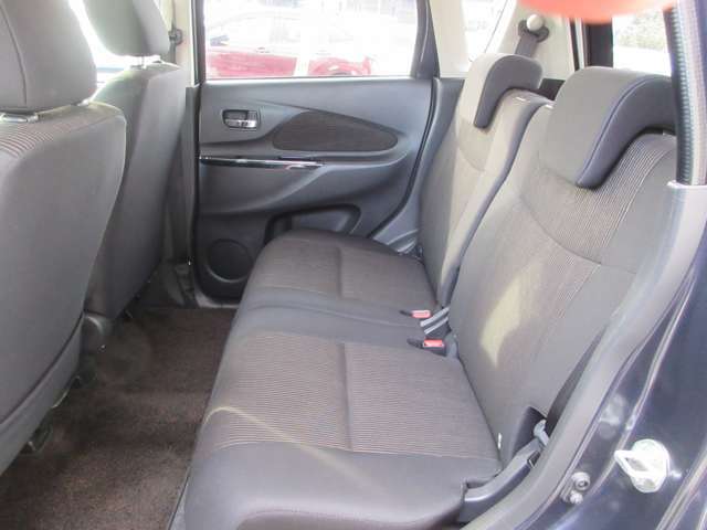 【踏み間違い防止アシスト】ブレーキペダルと間違えてアクセルペダルを踏み込んだ場合に、エンジン出力を抑制しブレーキを制御。壁やコンビニなどのガラス、人との衝突回避をアシストします。