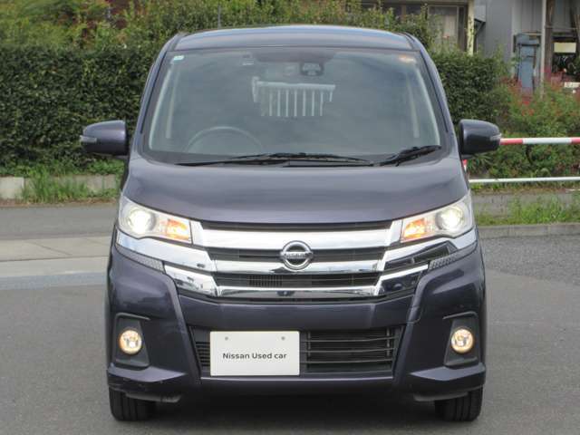 夜間も明るく安心なキセノンヘッドライトは便利なオートライト機能付きです。