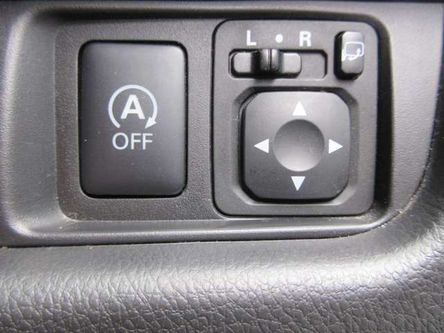 【アイドリングストップ】停車中でも、エンジンがかかっていればガソリンは消費されてしまいます。そのガソリンを節約するために、クルマが自動的に判断してエンジンを停止するのがアイドリングストップです。