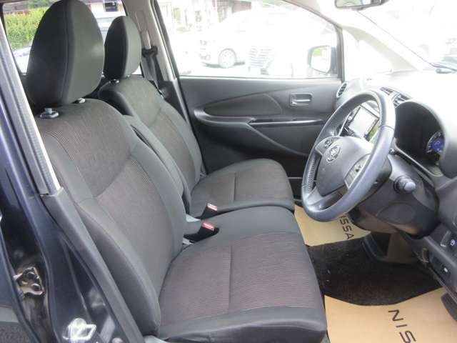 内外装及びエンジンルーム等、専用クリーニング実施します！室内はハンドル廻りからシート、床に至るまで、エンジンルームやボディももちろん隅々まで専門スタッフが一生懸命クリーニングし磨き上げています！