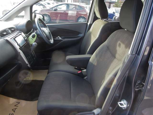 【VDC】運転操作やクルマの速度を検知して、ブレーキやエンジン出力の制御を 自動的に行い、滑りやすい路面やカーブを曲がるときや障害物を回避するときにクルマ の横滑りを軽減し、運転に安心感を与えます。