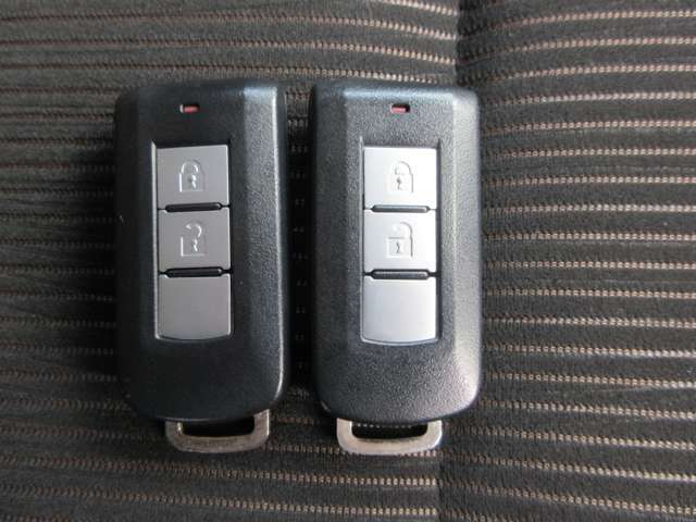 〔インテリジェントキー〕機械的に鍵を開閉するのではなく、バックやポケットの中に持っているだけで開閉やエンジン始動なども可能なインテリジェントキーシステムです