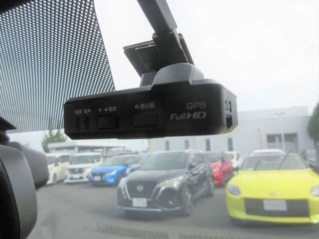 【ドラレコ】最近の装着率の高いドライブレコーダー装備です。万が一の時の証明やアオリ運転の抑制効果もありますね。