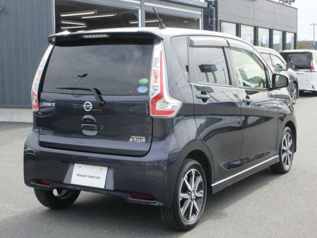 エマージェンシーブレーキは、 約10～80km/h の範囲で前方の車両や歩行者と衝突する可能性がある場合に作動し、自動的に停止又は減速することにより 衝突回避や衝突被害の軽減を図ります。