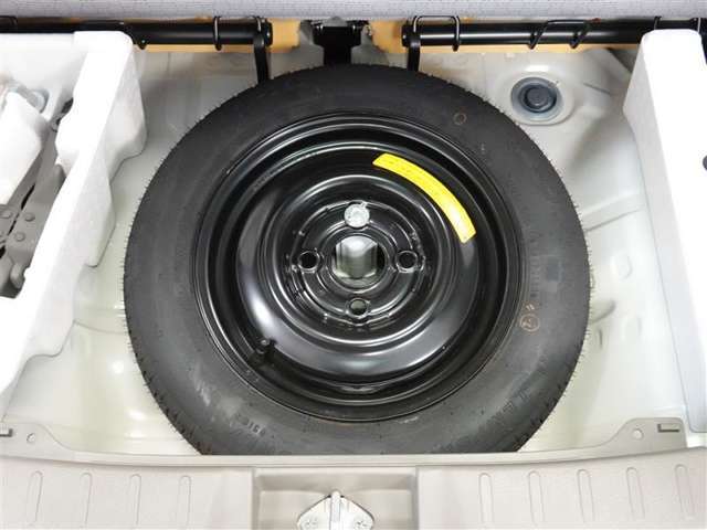 応急用スペアタイヤを装備しております。
