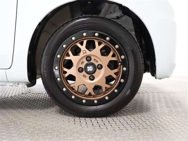 アルミホイール装着、タイヤサイズは155/65R14です。