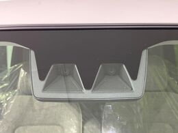 【スマートアシスト】走行中に前方の車両等を認識し、衝突しそうな時は警報とブレーキで衝突回避と被害軽減をアシスト。より安全にドライブをお楽しみいただけます。