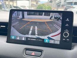 【バックカメラ】駐車時に後方がリアルタイム映像で確認できます。大型商業施設や立体駐車場での駐車時や、夜間のバック時に大活躍！運転スキルに関わらず、今や必須となった装備のひとつです！