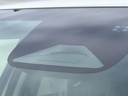 【ホンダセンシング】走行中に前方の車両等を認識し、衝突しそうな時は警報とブレーキで衝突回避と被害軽減をアシスト。より安全にドライブをお楽しみいただけます。
