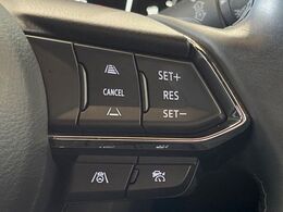 【マツダ・レーダークルーズコントロール】高速道路での長距離走行が楽に！自動で速度を保つクルーズコントロールが、衝突軽減システムと連携し、前方の車両を感知して車間を保つように速度調節してくれます！！