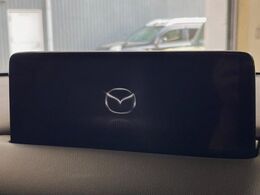 【10.25インチマツダコネクト】車内の雰囲気にマッチした大型ディスプレイ。スマホ接続でのナビ使用やBluetooth再生等、様々な機能が楽しめます。直感的なダイヤル操作が可能で、使い勝手も良好です。