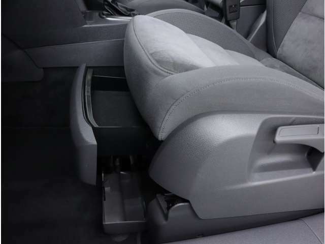高さ調整も可能なフロントシートの足元には2段式の収納も用意し、乗員の様々な要求に応えます。