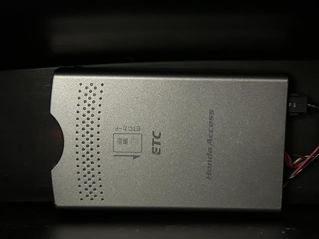 【ETC】有料道路を利用する際に料金所で停止することなく通過できる、ETC車載器（ノンストップ自動料金収受システム機器）が装備されています。セットアップを行うことで利用可能になります。