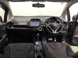 ドライバーを中心に自然に手が届く位置にATセレクトレバーやエアコン、様々な操作スイッチなどを配置、操作性に優れています