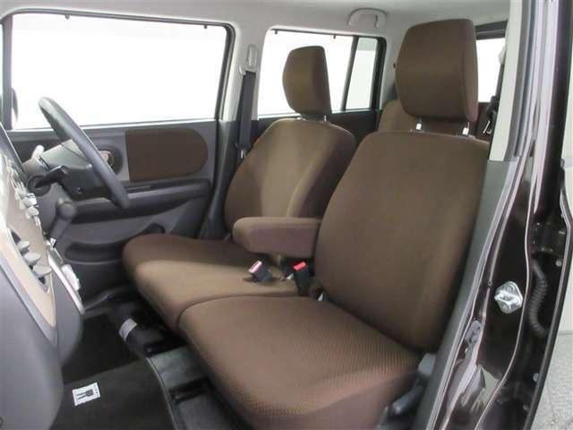 ベンチシートに座ると自分の部屋でくつろいでいるような気分になってきます。