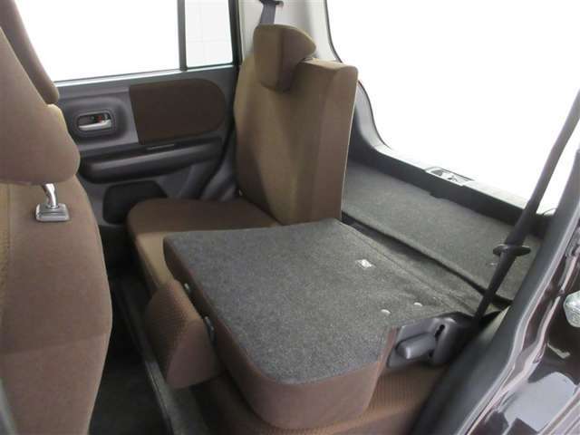 リアシートを倒すことによって、さらにラゲージスペースを広く使うことができ、とても便利です！