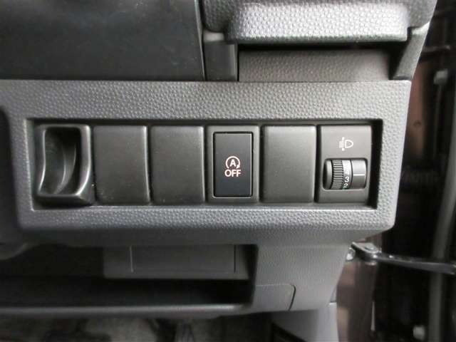 アイドリングストップで、不必要な燃料消費、排気ガスの排出、騒音を防ぎます。