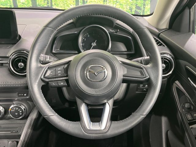 【純正革巻きステアリング】上質な革を使用することで、手にしっかり馴染みとても運転しやすいハンドルです♪