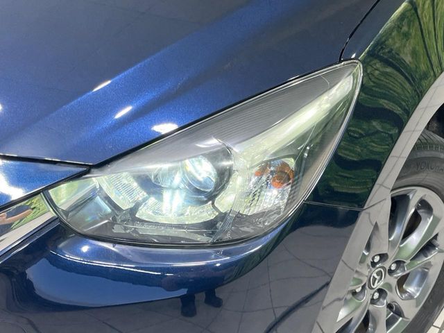 【LEDヘッドライト】悪天候や夜間走行時も良好な視界を確保し安心して運転できる高輝度LEDヘッドライトを装備！点灯速度が早く、消費電力も抑えられています。