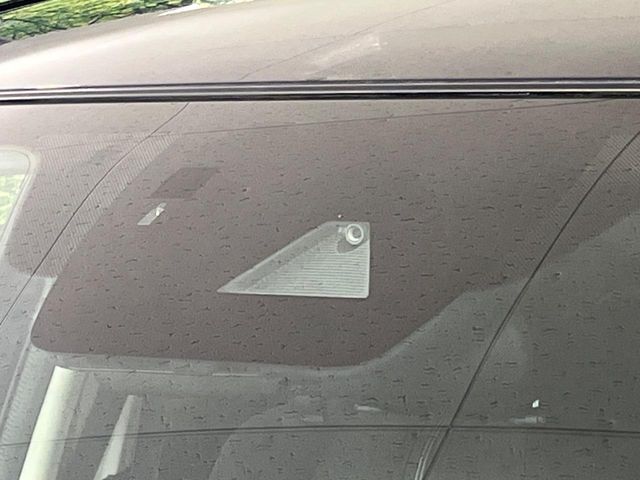 【スマートシティブレーキサポート】低速走行中に前方の車両等を認識し、衝突しそうな時は警報とブレーキで衝突回避と被害軽減をアシスト。より安全にドライブをお楽しみいただけます。