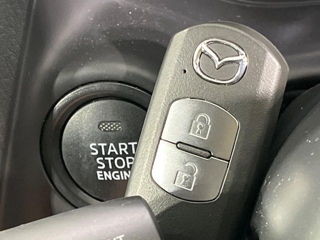 【アドバンストキー】カバンやポケットに入れたままでもドアの施錠・解錠が可能なスマートキーを装備。エンジンのオン・オフ時もカギを取り出す必要が無いからとっても便利です♪