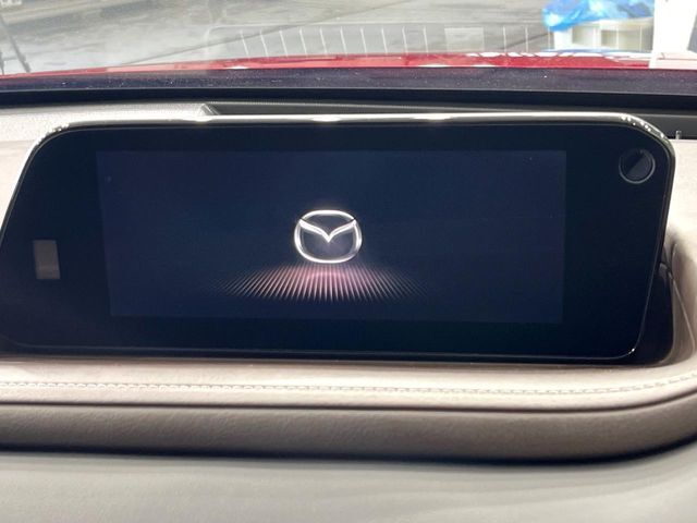 【マツダコネクトナビ】車内の雰囲気にマッチした一体型タイプのナビ。各種車輌設定やBluetooth再生等、様々な機能が楽しめます。直感的なダイヤル操作が可能で、使い勝手も良好です。