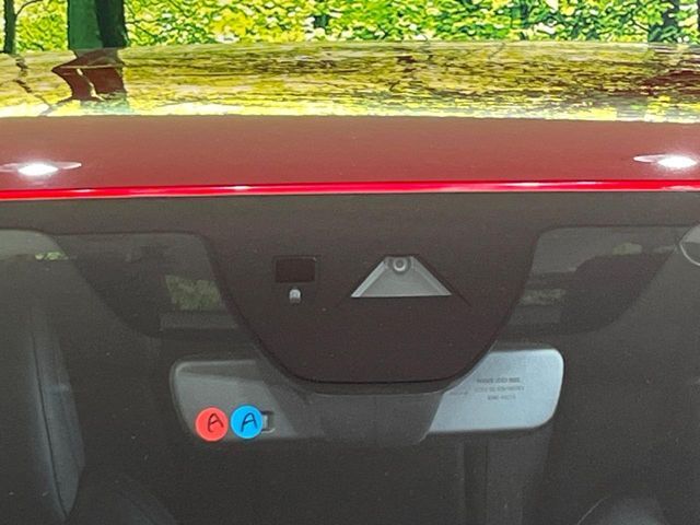 【スマートブレーキサポート】走行中に前方の車両等を認識し、衝突しそうな時は警報とブレーキで衝突回避と被害軽減をアシスト。より安全にドライブをお楽しみいただけます。