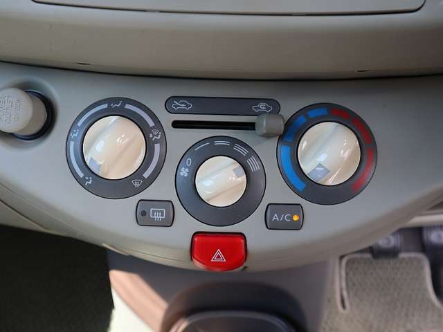 エアコン操作パネルは、ダイヤル式のため運転中にも視界を移すことなく簡単操作