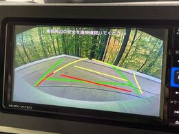 【バックカメラ】駐車時に後方がリアルタイム映像で確認できます。大型商業施設や立体駐車場での駐車時や、夜間のバック時に大活躍！運転スキルに関わらず、今や必須となった装備のひとつです！