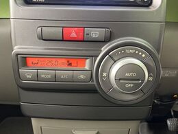 【オートエアコン】一度お好みの温度に設定すれば、車内の温度を検知し風量や温度を自動で調整。暑い…寒い…と何度もスイッチ操作をする必要はありません。快適な車内空間には必須の機能ですね♪