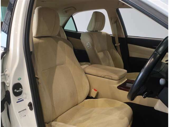 運転席・助手席のシートは包み込まれるような形状となっており、長距離の運転も疲れを感じにくくなっております！