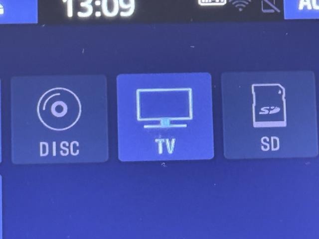 TVが見れるチューナーを装備しています。　新しい車でも付いていないことで、TVが見れない事も多々あるので要チェックです。