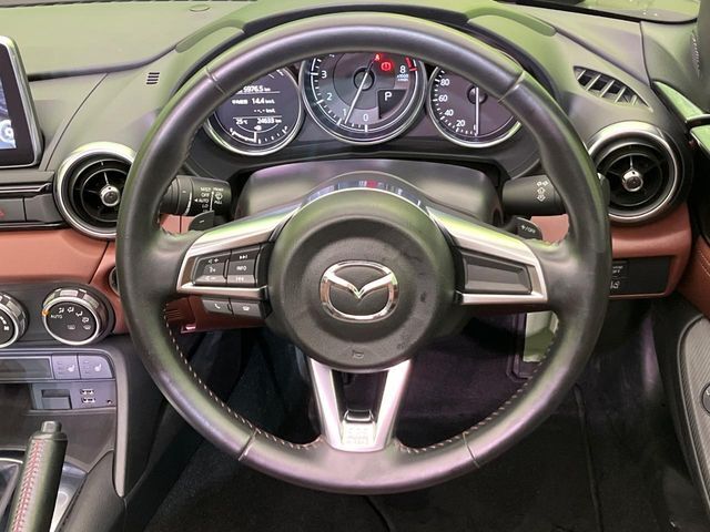 インテリアに合わせたデザインのステアリングは、運転される方のことも考え、運転しやすい形状、大きさです。是非一度、実際に触ってお確かめください。