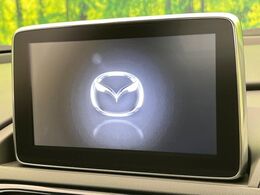 【マツダコネクトナビ】車内の雰囲気にマッチした一体型タイプのナビ。各種車輌設定やBluetooth再生等、様々な機能が楽しめます。直感的なダイヤル操作が可能で、使い勝手も良好です。