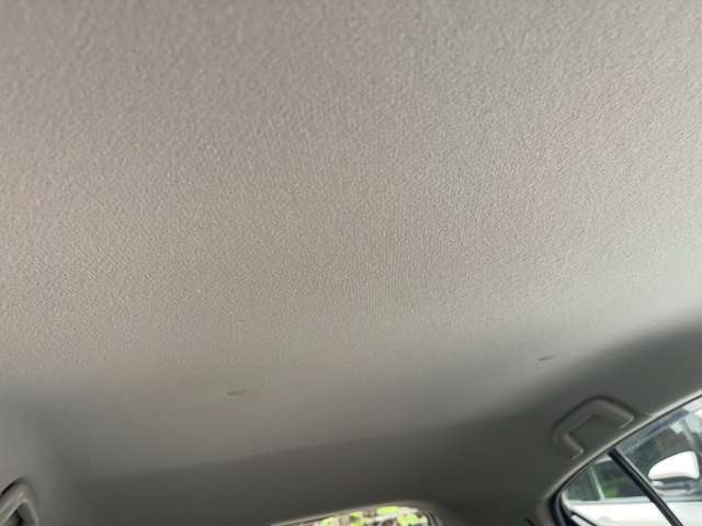 納車前に法定点検を実施しており、車検が必要な車両については合格基準に満たない箇所の部品交換や修繕作業を行います。また、その他装備面に関しては動作確認を実施しております。