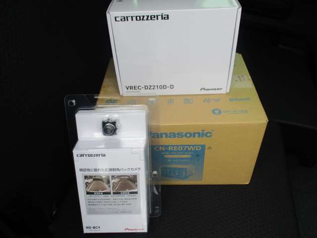 ＜新品7型ナビ＞　＜届け出済未使用車＞　地デジ　　Bluetooth　Bカメラ　ETC　前ドライブレコーダー　純正LEDヘッドライト　Pスタート　スマートキー　専用カラーアウターハンドル＆ルーフレール
