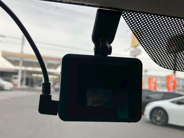 当店の展示車両は全てお客様から買い取った車両です。実際に車を見て車両状態を把握し厳選したうえで店頭に並べています。前オーナー様の使用歴も把握しております。