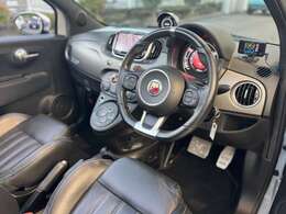 程よくタイトなコックピット