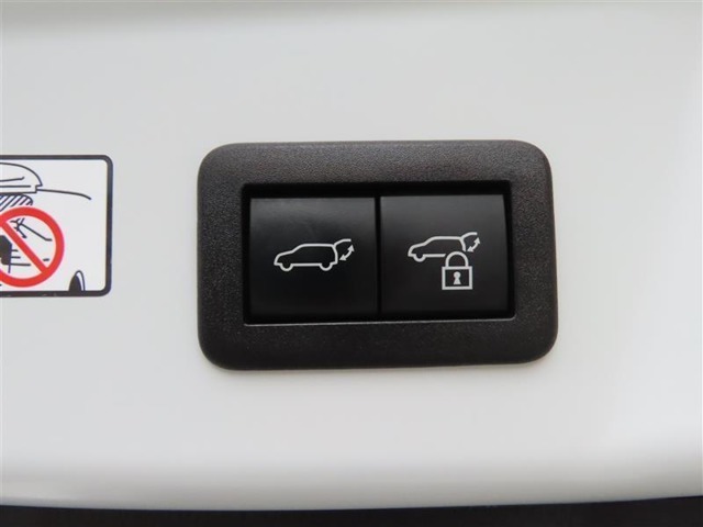 （パワーバックドア）ボタン一つで電動開閉！半ドアになる心配もありません！