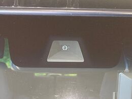 【ホンダセンシング】走行中に前方の車両等を認識し、衝突しそうな時は警報とブレーキで衝突回避と被害軽減をアシスト。より安全にドライブをお楽しみいただけます。