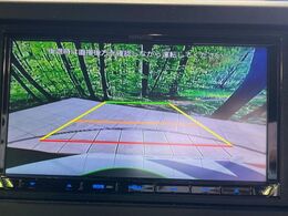 【バックカメラ】駐車時に後方がリアルタイム映像で確認できます。大型商業施設や立体駐車場での駐車時や、夜間のバック時に大活躍！運転スキルに関わらず、今や必須となった装備のひとつです！