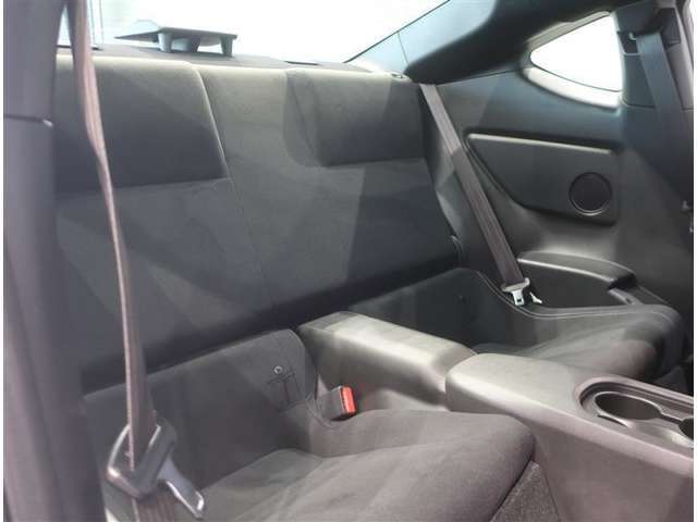 広々とした車内空間は、ドライブを始め買い物やレジャーなど、幅広く活躍します。一人でもみんなとでもお出かけを楽しみましょう！