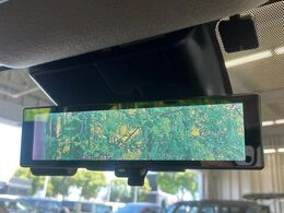 【スマートルームミラー】後方を広く見渡せる車体後部にカメラを取付け、ルームミラー内のモニターに表示します。様々な環境でクリアな後方視界を確保。安心して運転することができます。