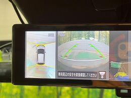 【アラウンドビューモニター】前後左右のカメラの映像をモニターに表示。真上から見ているような視点で周囲を確認できます。