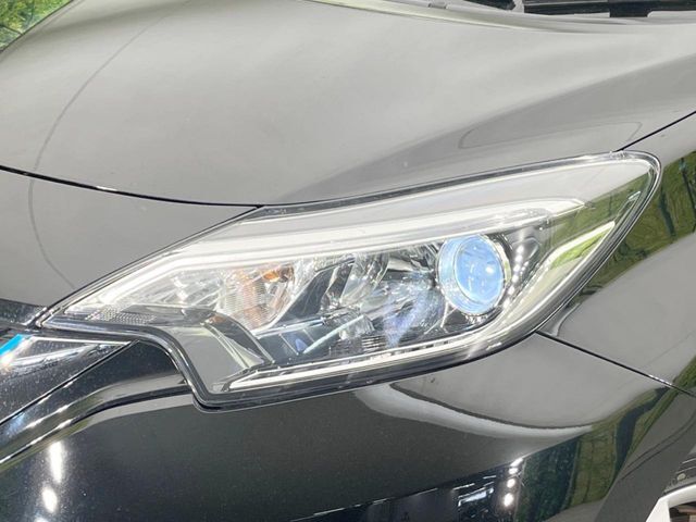 【LEDヘッドライト】悪天候や夜間走行時も良好な視界を確保し安心して運転できる高輝度LEDヘッドライトを装備！点灯速度が早く、消費電力も抑えられています。