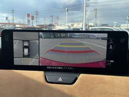 【360°ビュー・モニター】まるでクルマを真上から見下ろしたかのような視点で駐車をサポートします！クルマの斜め後ろや真横など、前後左右の4つのカメラの映像が合成されて、モニターに映し出されます。