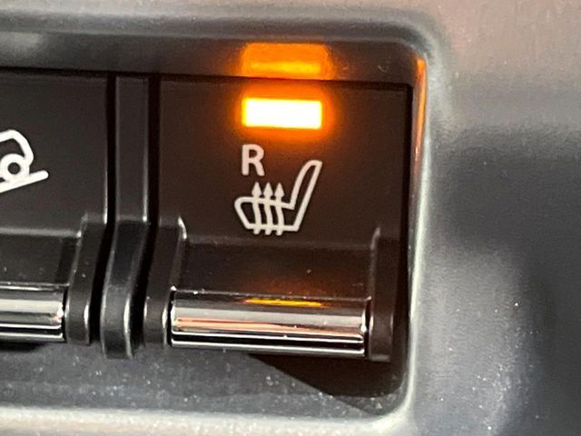 【シートヒーター】寒い日に重宝するシートヒーター！エアコンより早く温まってくれるので寒がりの人も安心ですね♪エアコンの温風は乾燥するから苦手、という方にもをおすすめです。