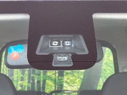 【三菱e-Assist】走行中に前方の車両等を認識し、衝突しそうな時は警報とブレーキで衝突回避と被害軽減をアシスト。より安全にドライブをお楽しみいただけます。