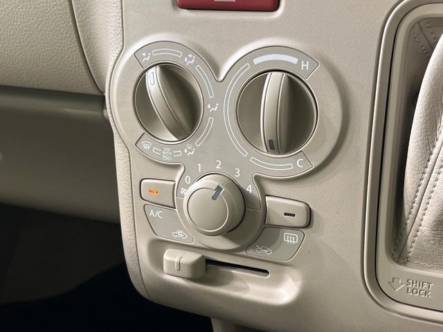 寒い冬も暑い夏も全席に快適な空調を届けてくれる、ダイヤル式エアコンを装備♪