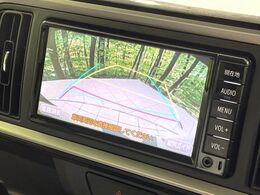 【バックカメラ】駐車時に後方がリアルタイム映像で確認できます。大型商業施設や立体駐車場での駐車時や、夜間のバック時に大活躍！運転スキルに関わらず、今や必須となった装備のひとつです！